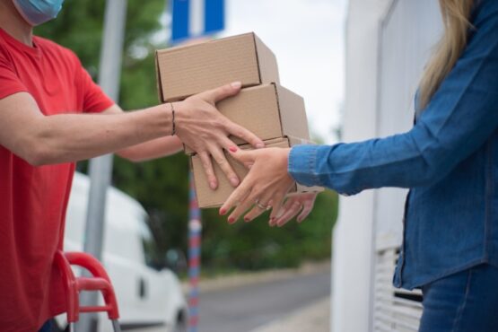 Điều kiện hoặc hạn chế trong việc cung cấp hàng hóa, dịch vụ